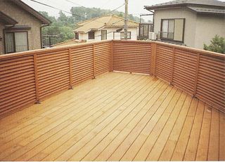 車庫上デッキの上にルーバーフェンスを取り付けました。