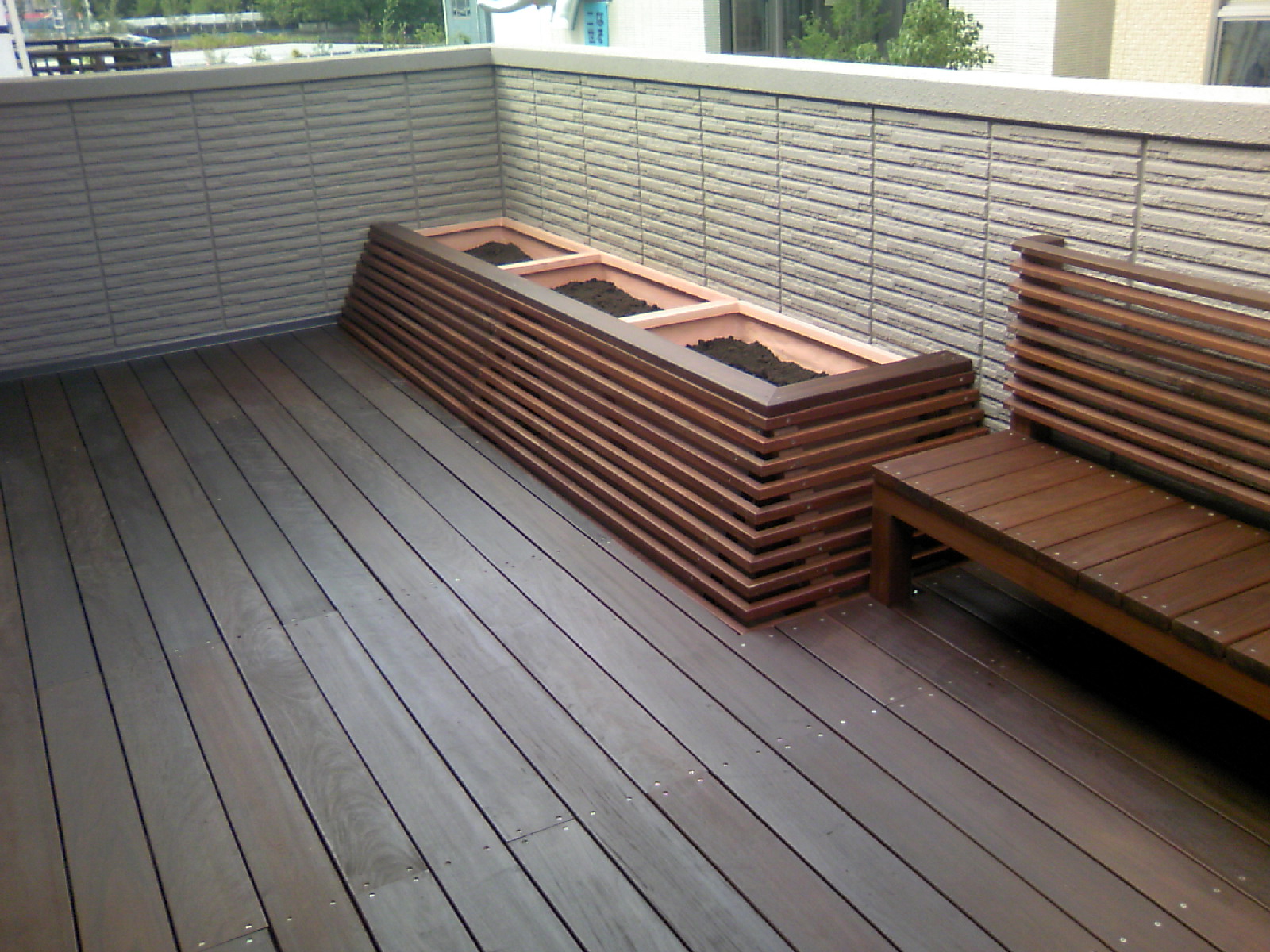 �o���R�j�[�f�b�L��ɓ������[�o�[�t�F���X�ƃx���`���{�H